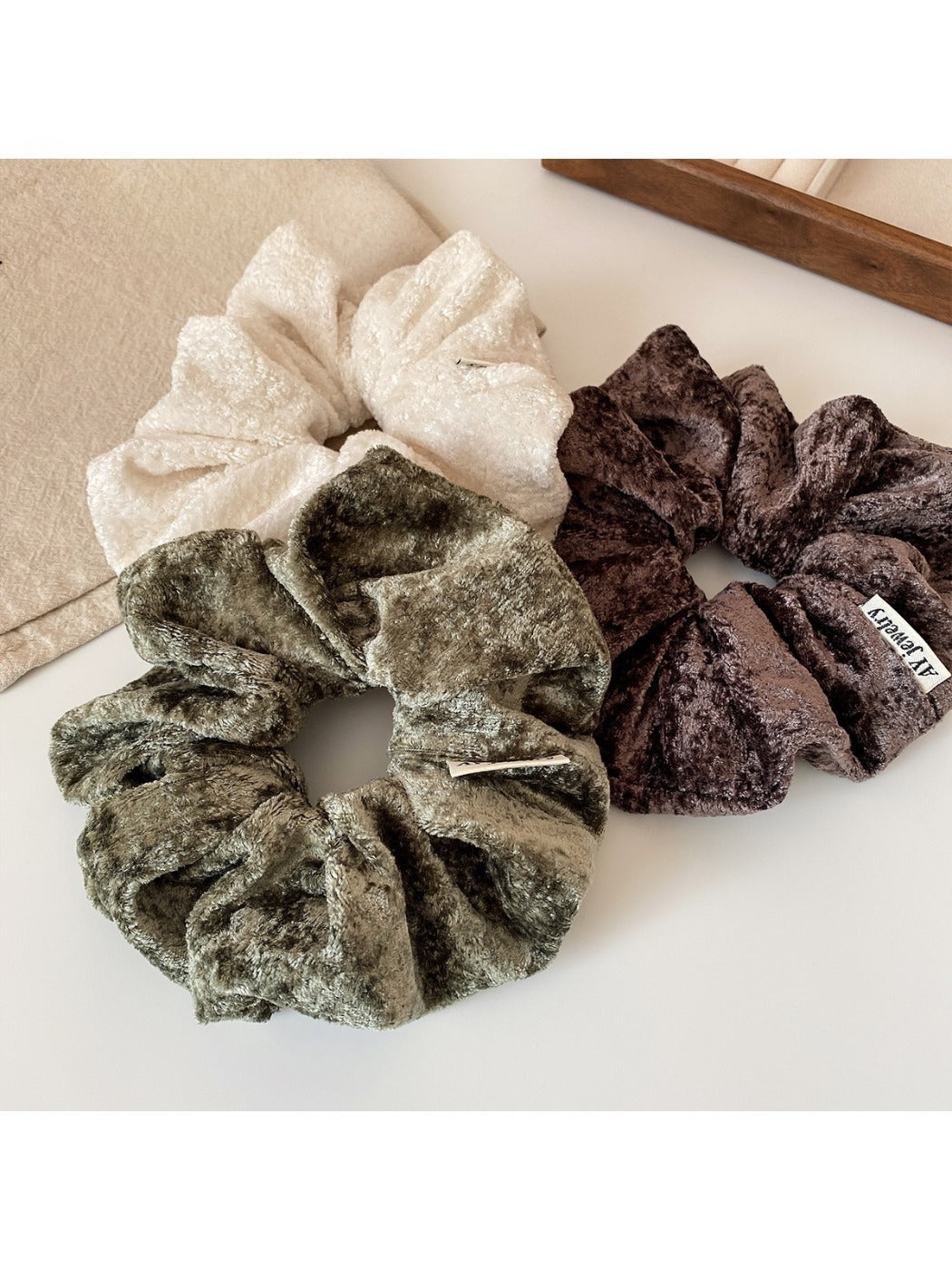 Gifty - Solid Color Plush Scrunchie