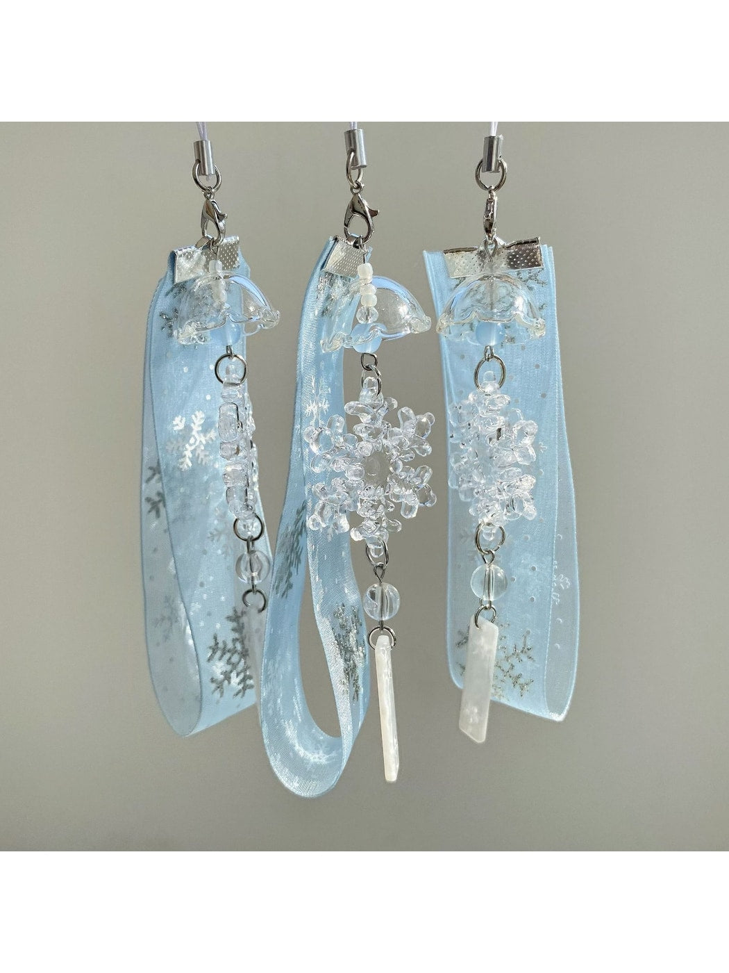 Keypus - Snowflake Ribbon Drop Detail Bag Charm Keychain