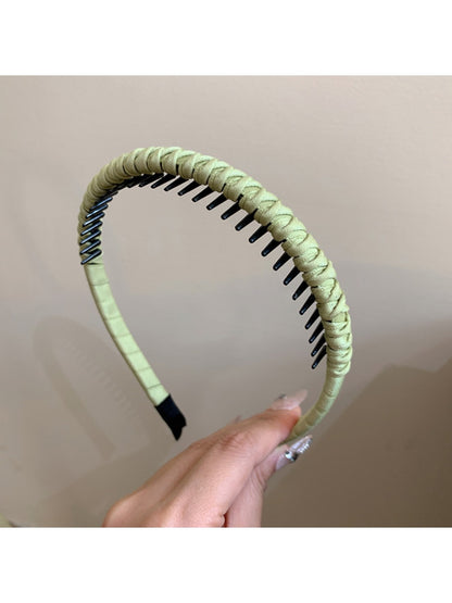 Model adjusting Gifty minimalist headband in front of a mirror
