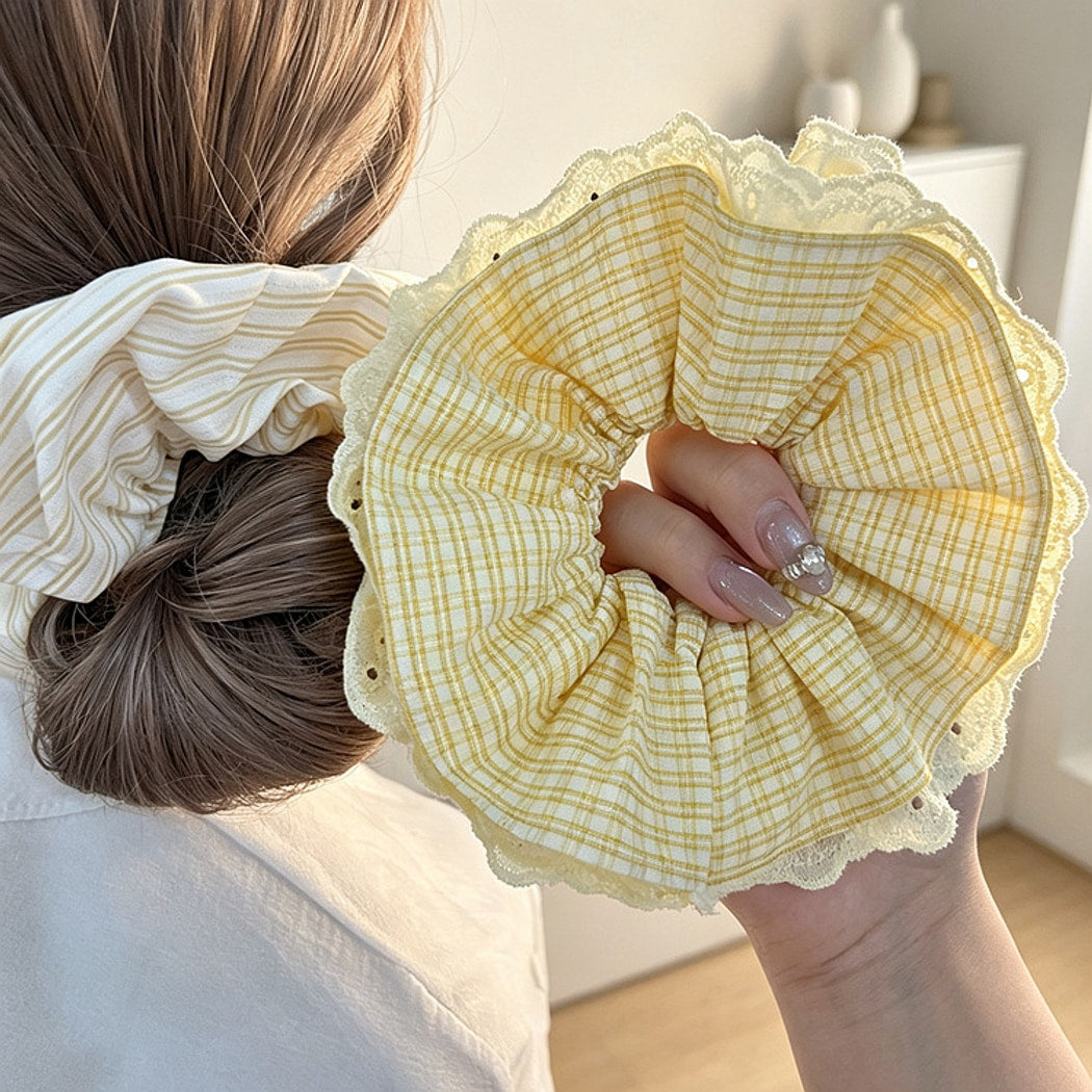 Gifty - Vibrant Yellow Toned Striped Scrunchie