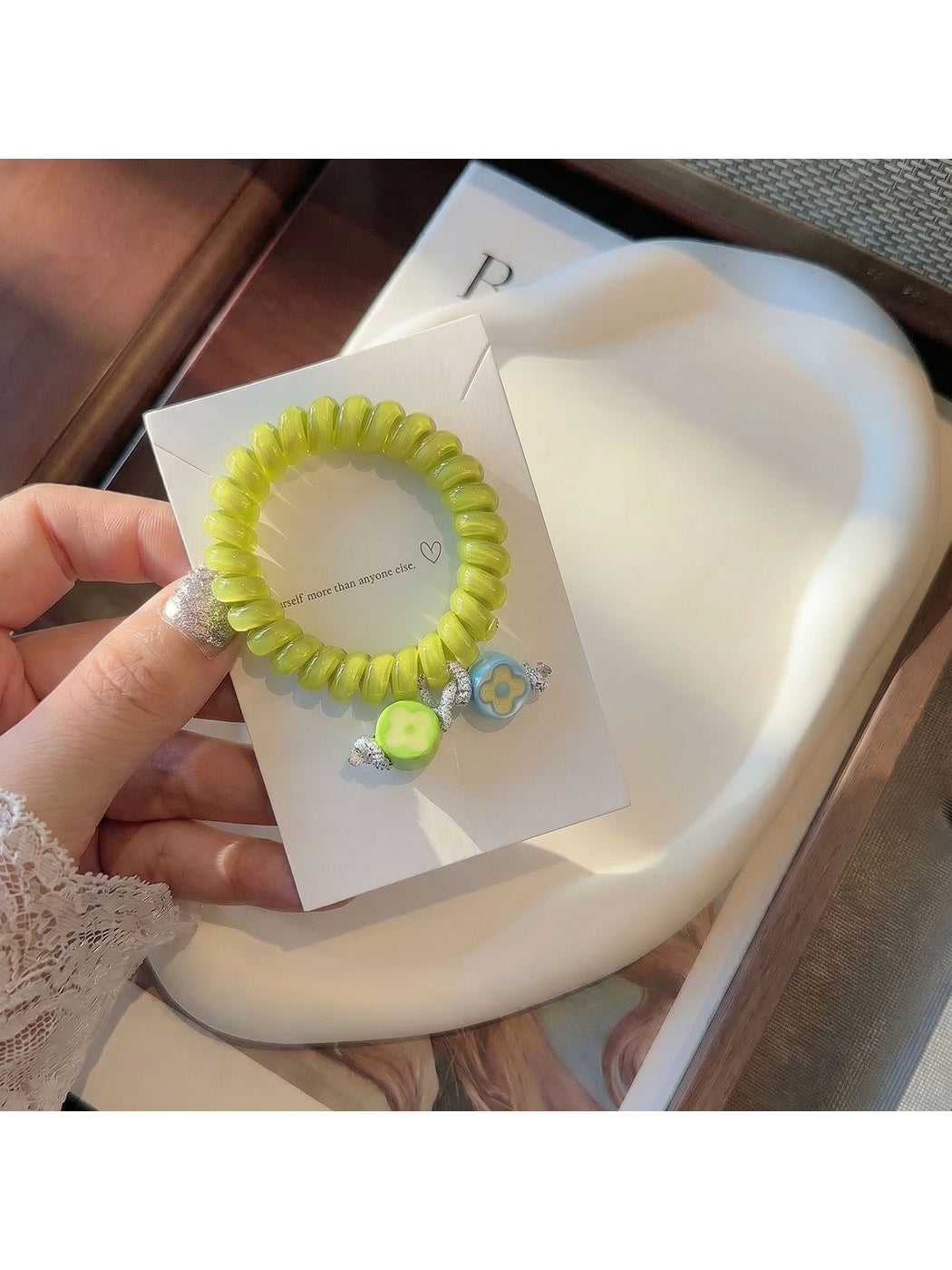 Gifty - Plastic Flower Bead Spiral Hair Tie