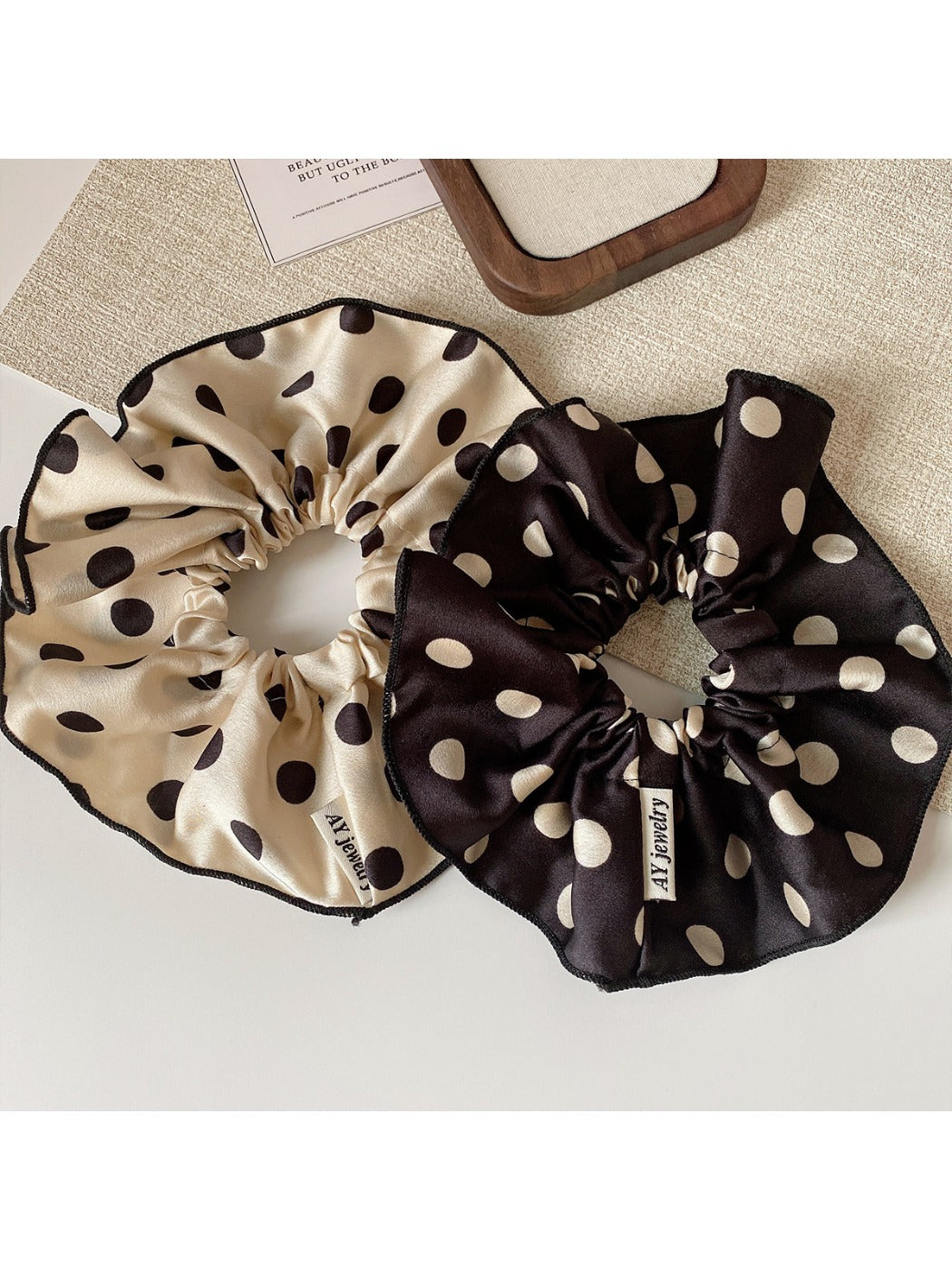 Gifty - Polka Dot Elegant Scrunchie