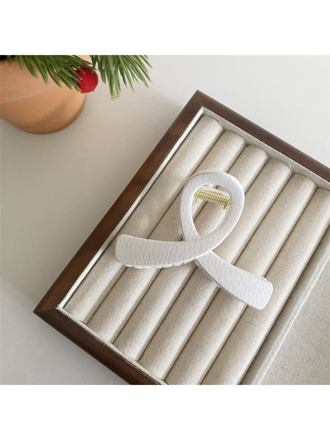 Beau - Black and White Crisscross Hair Claw Clip