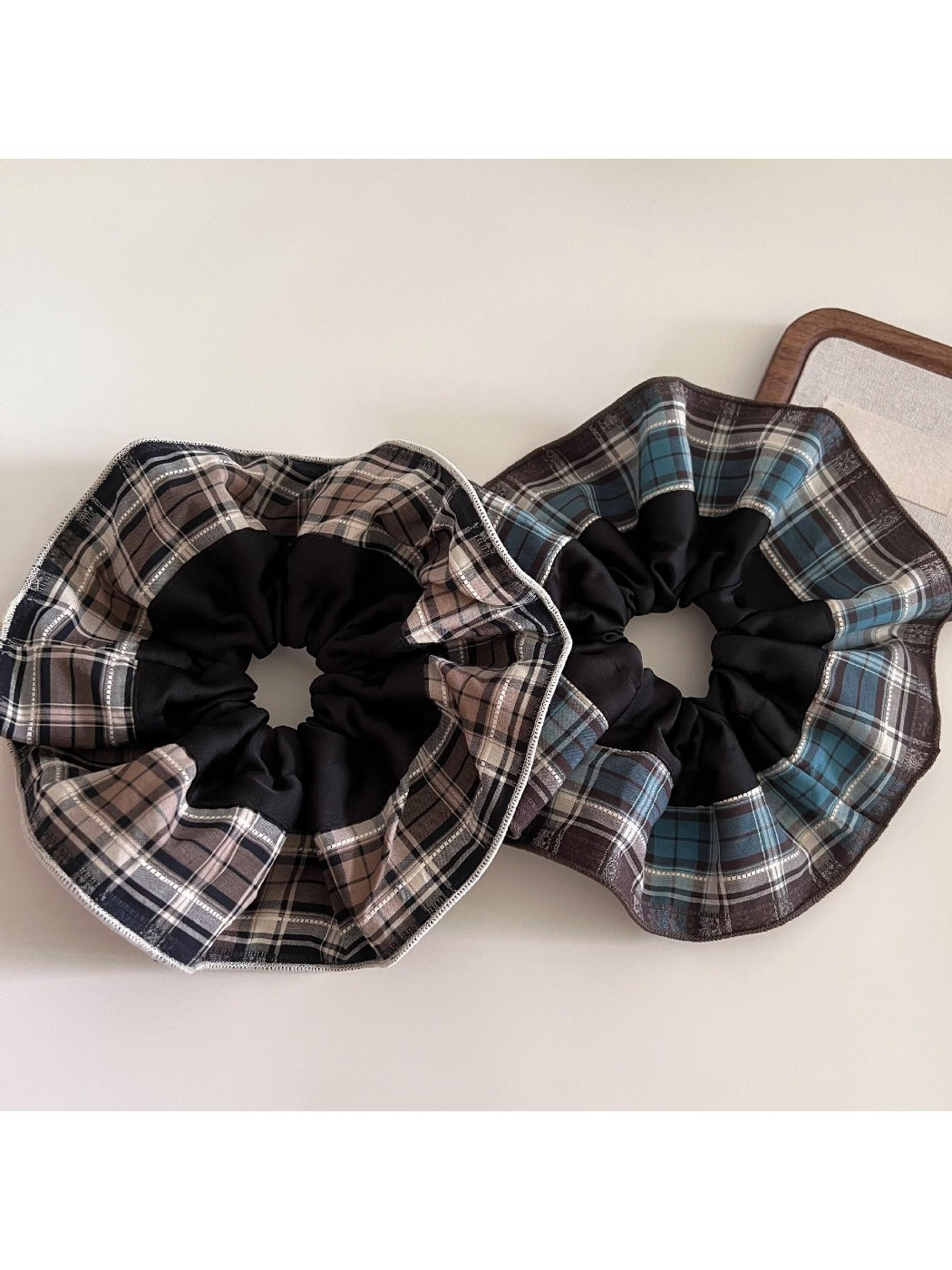 Gifty - Minimalist Vintage Plaid Scrunchie