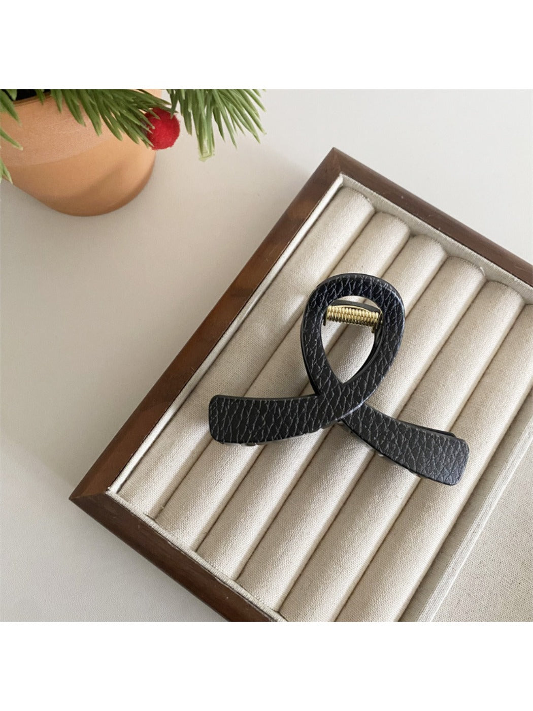 Beau - Black and White Crisscross Hair Claw Clip
