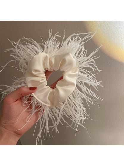 Gifty - Floating Feather Elegant Scrunchie