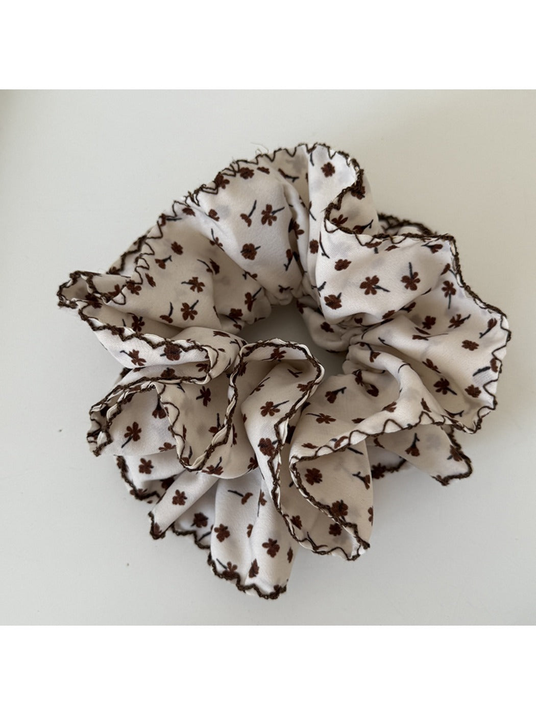 Gifty - Elegant Ditsy Floral Ruched Scrunchie