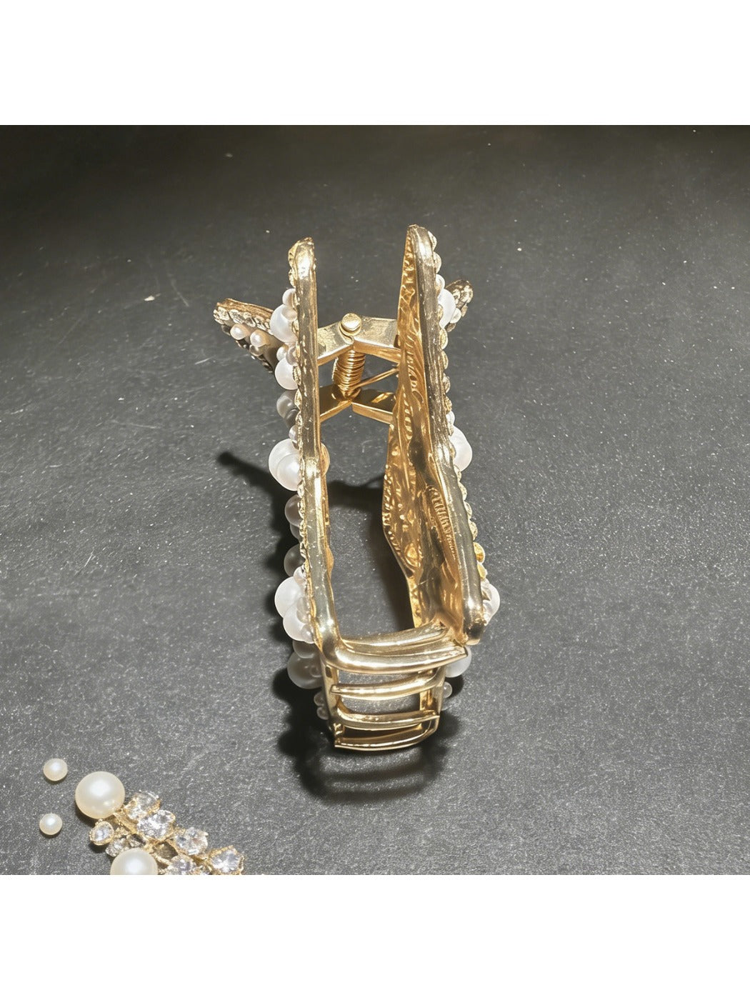 Beau hair clip styled in wavy blonde hair showcasing beach-inspired look