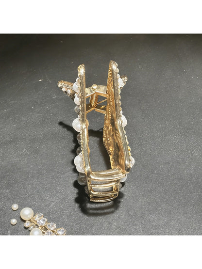 Beau hair clip styled in wavy blonde hair showcasing beach-inspired look