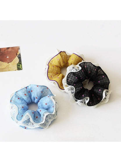 Gifty vintage scrunchie with white polka dots and ruffled fabric detail