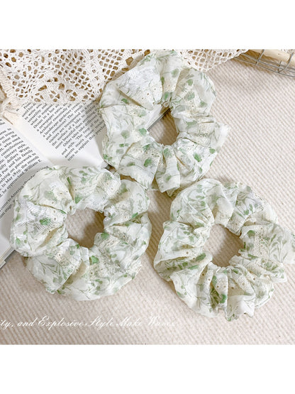 Gifty - Vintage Style Floral Hair Loop