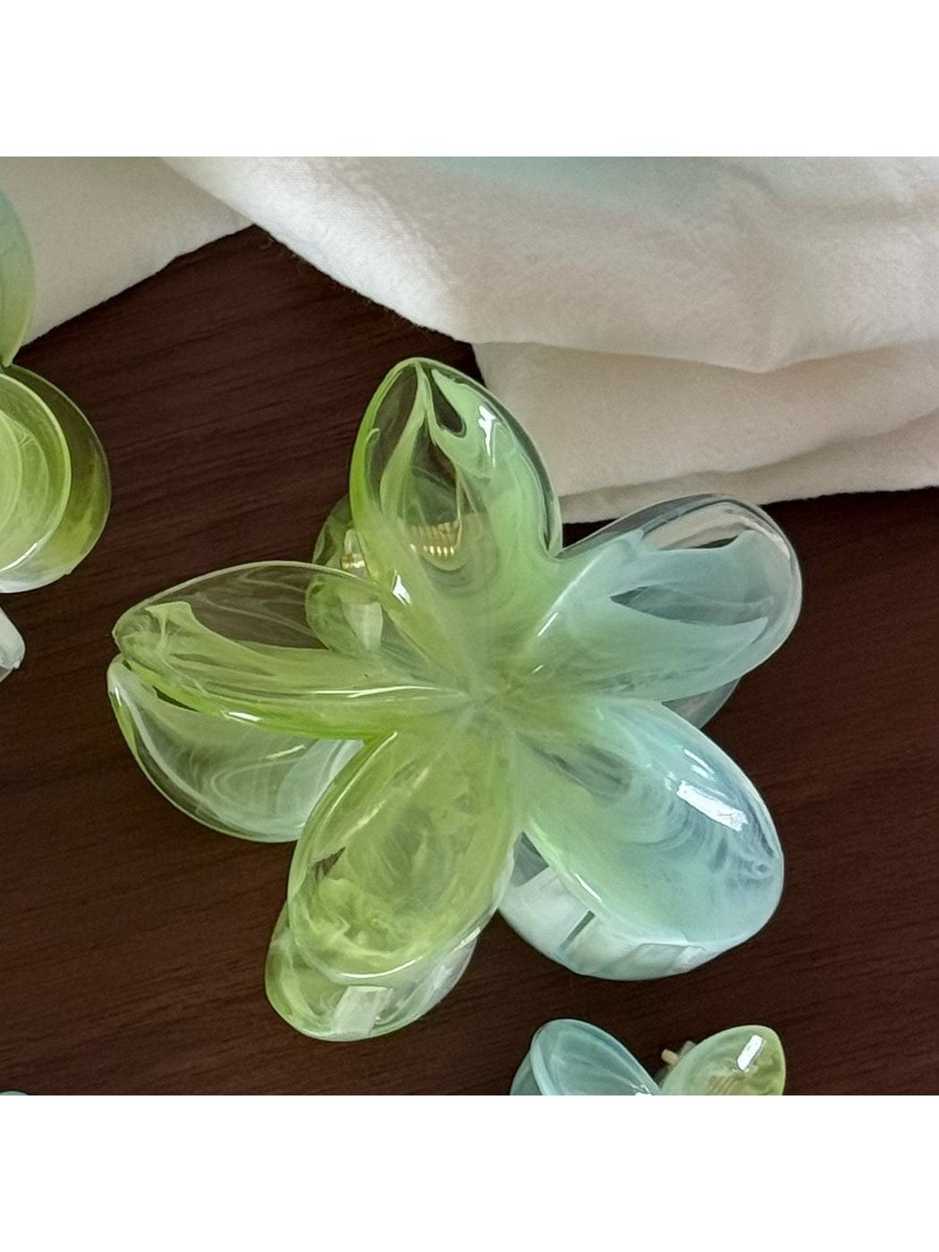 Beau - Glossy Jelly Finish Flower Star Claw Clip