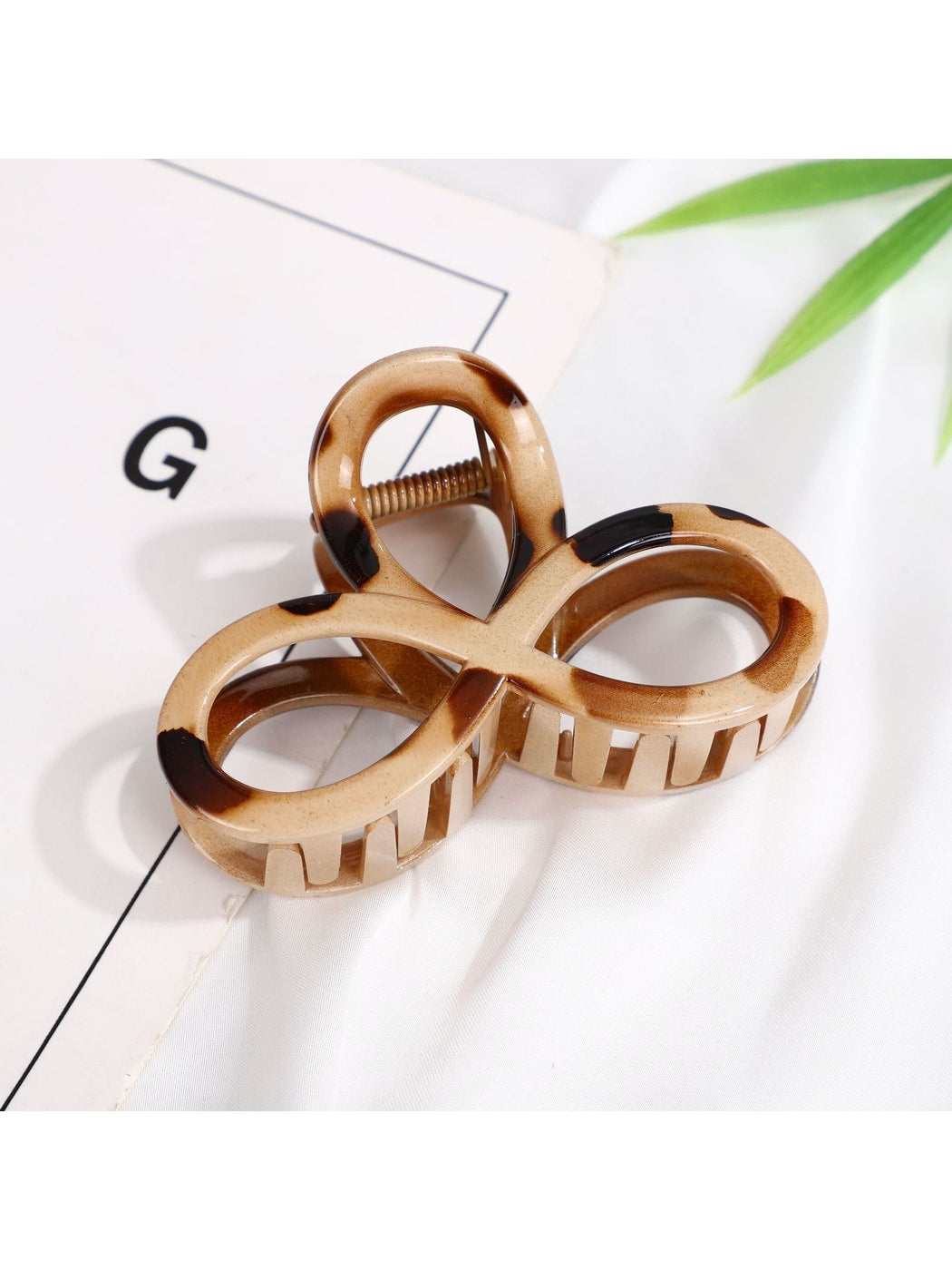 Beau - Open Shape Heart Plastic Styling Claw Clip