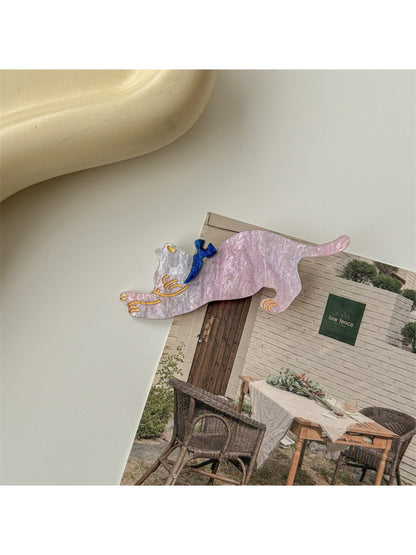 Beau cat hair clip clipped on a strand of blonde hair