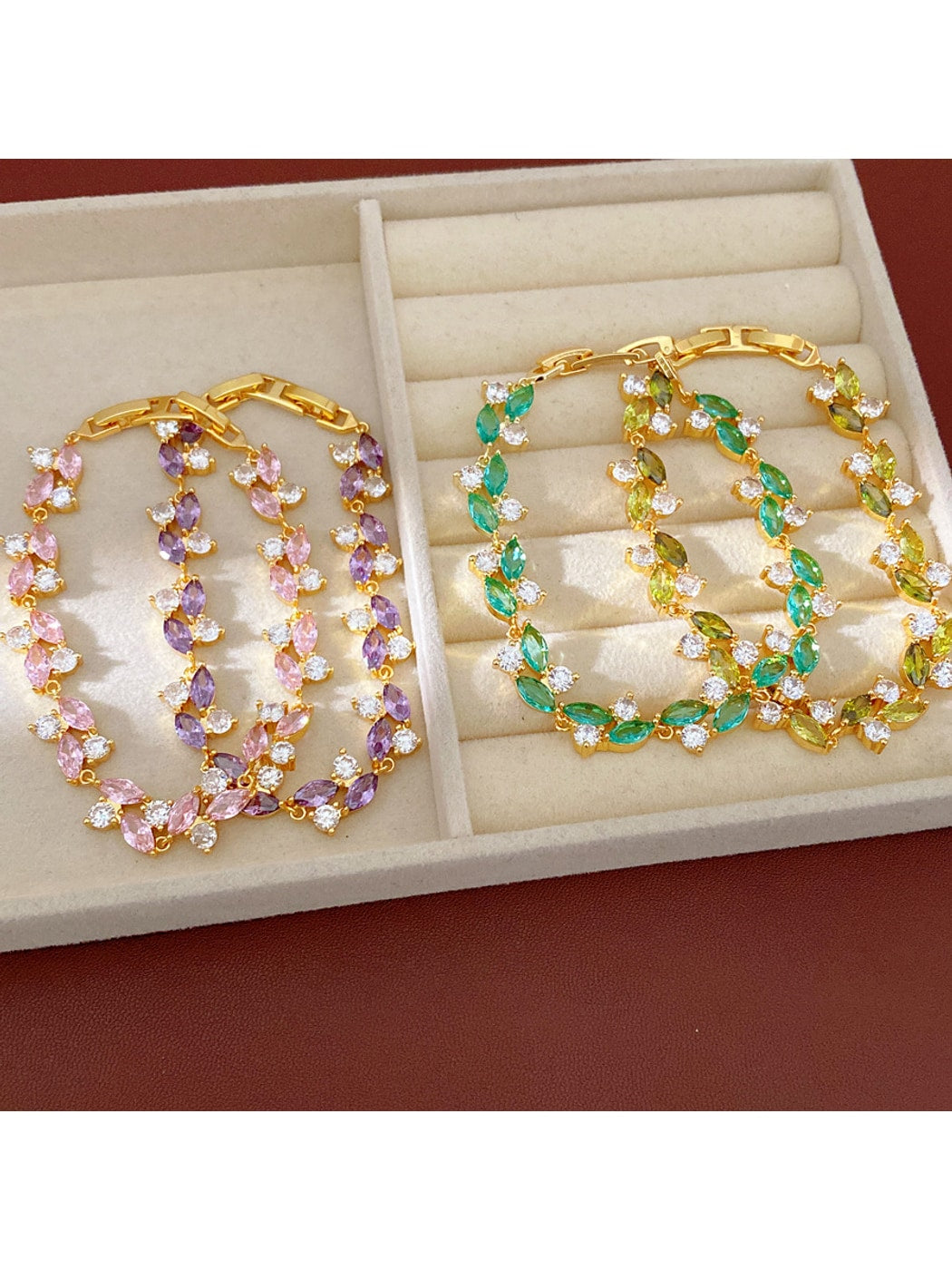 Lovra - Oval Detail Synthetic Zircon Clasp Bracelet