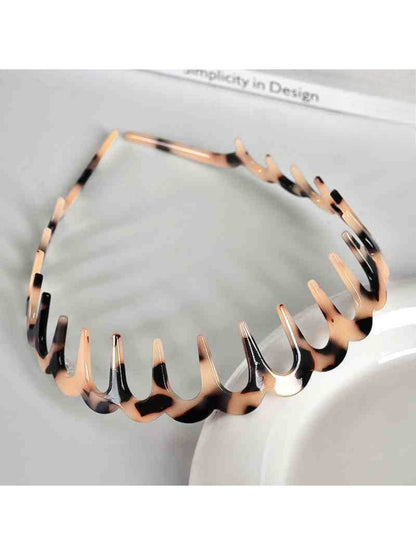 Gifty acetate headband worn on model with wavy toothed pattern