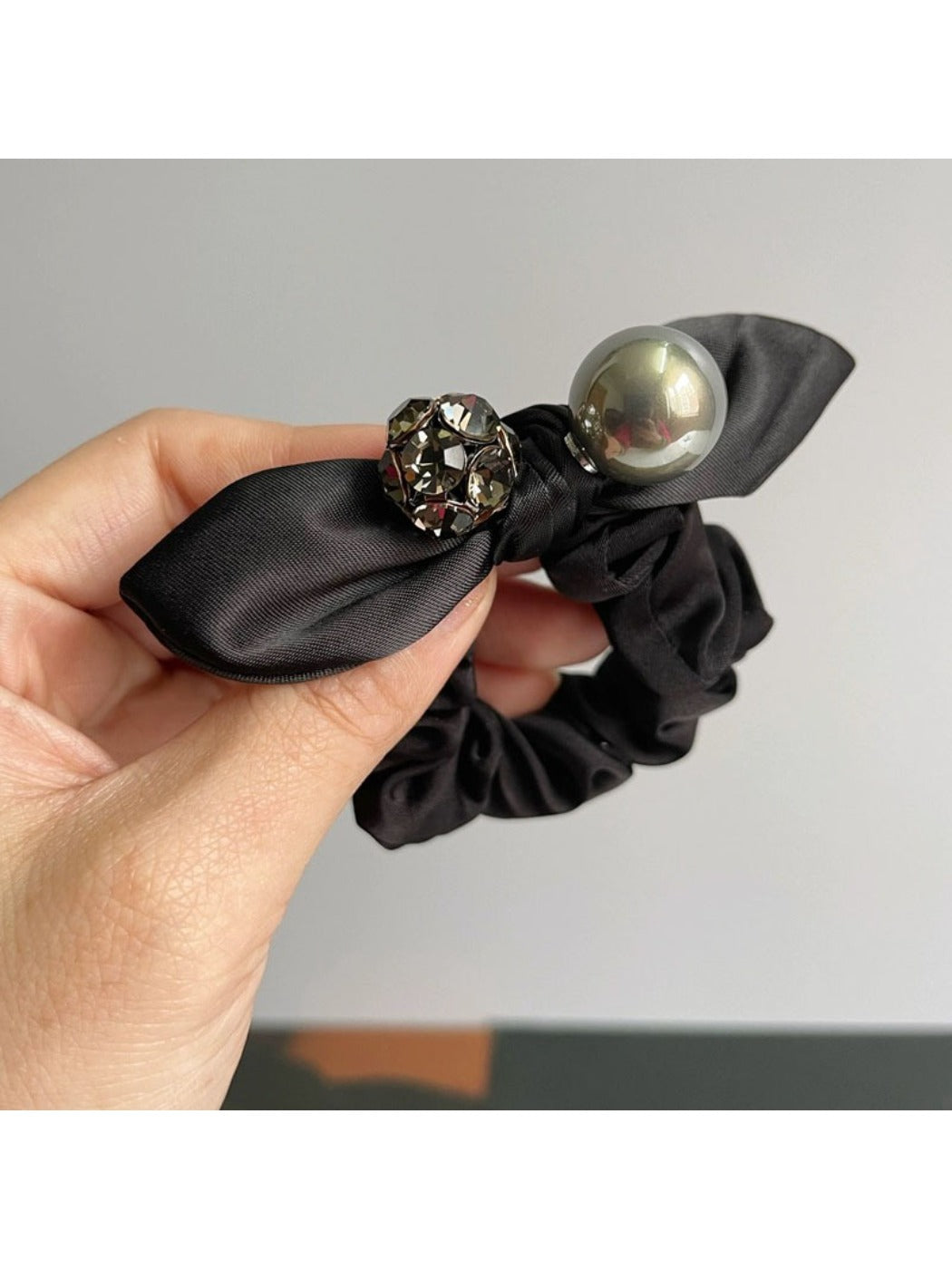 Gifty - Minimalist Black Ruched Scrunchie