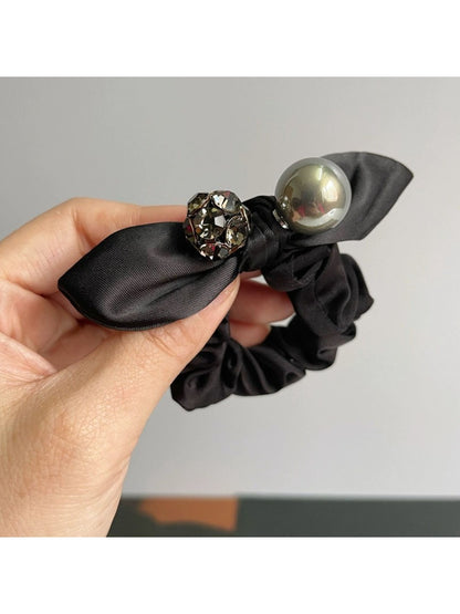 Gifty - Minimalist Black Ruched Scrunchie