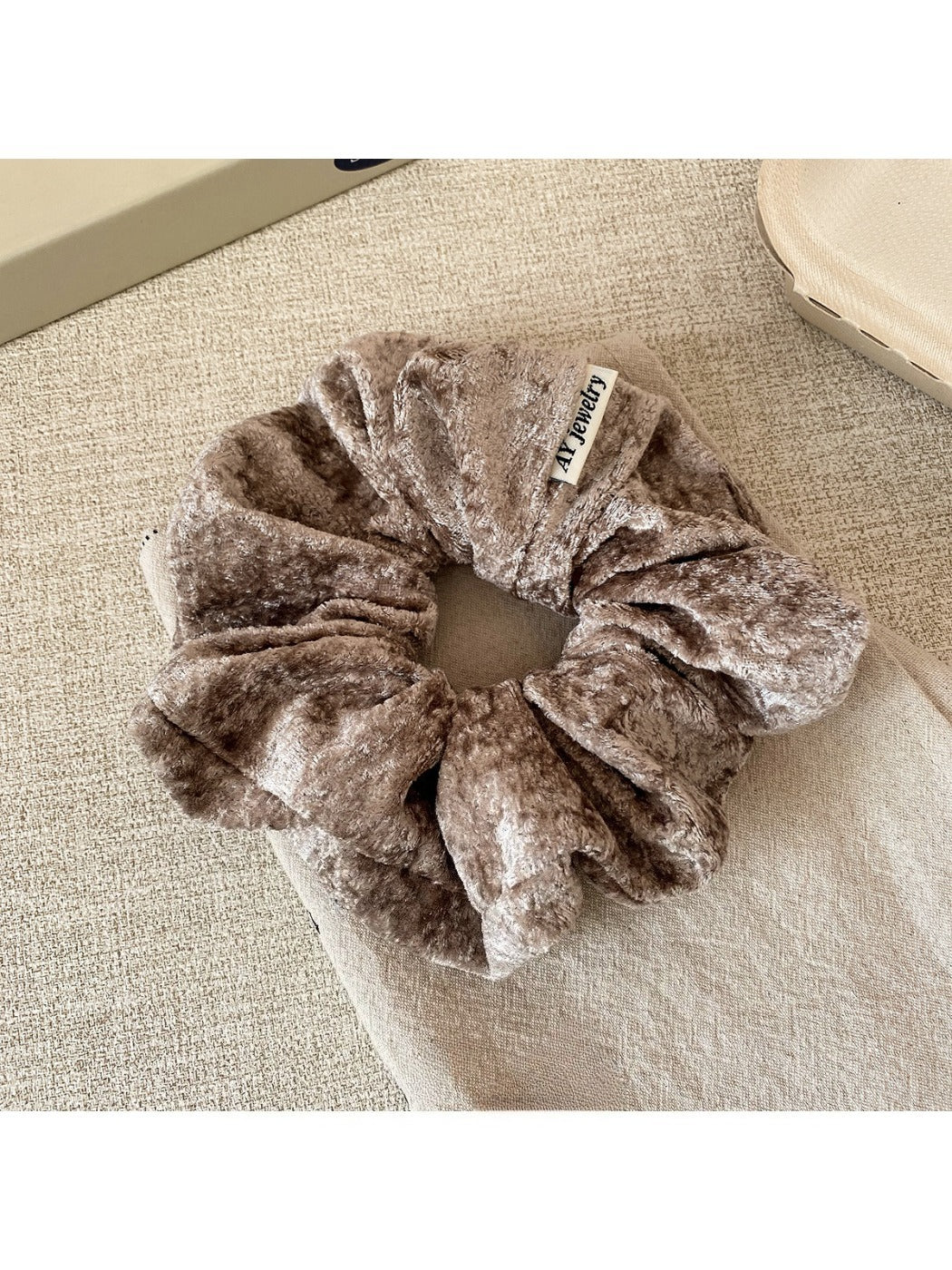 Gifty - Solid Color Plush Scrunchie
