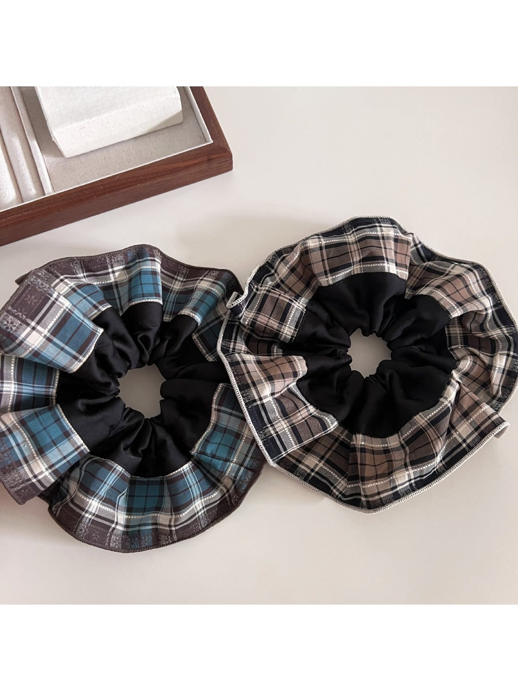 Gifty - Minimalist Vintage Plaid Scrunchie