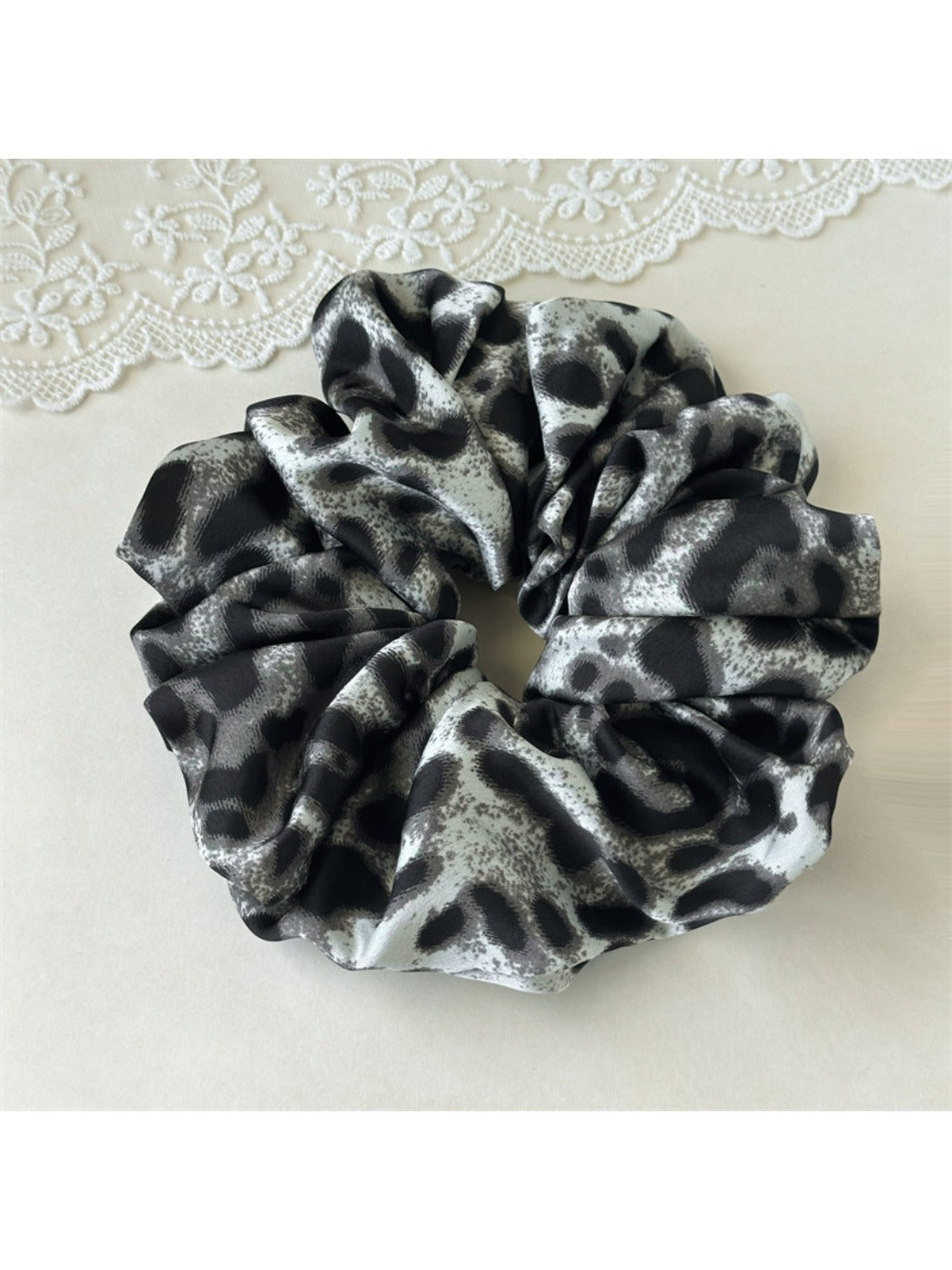 Gifty - Simple Leopard Print Scrunchies