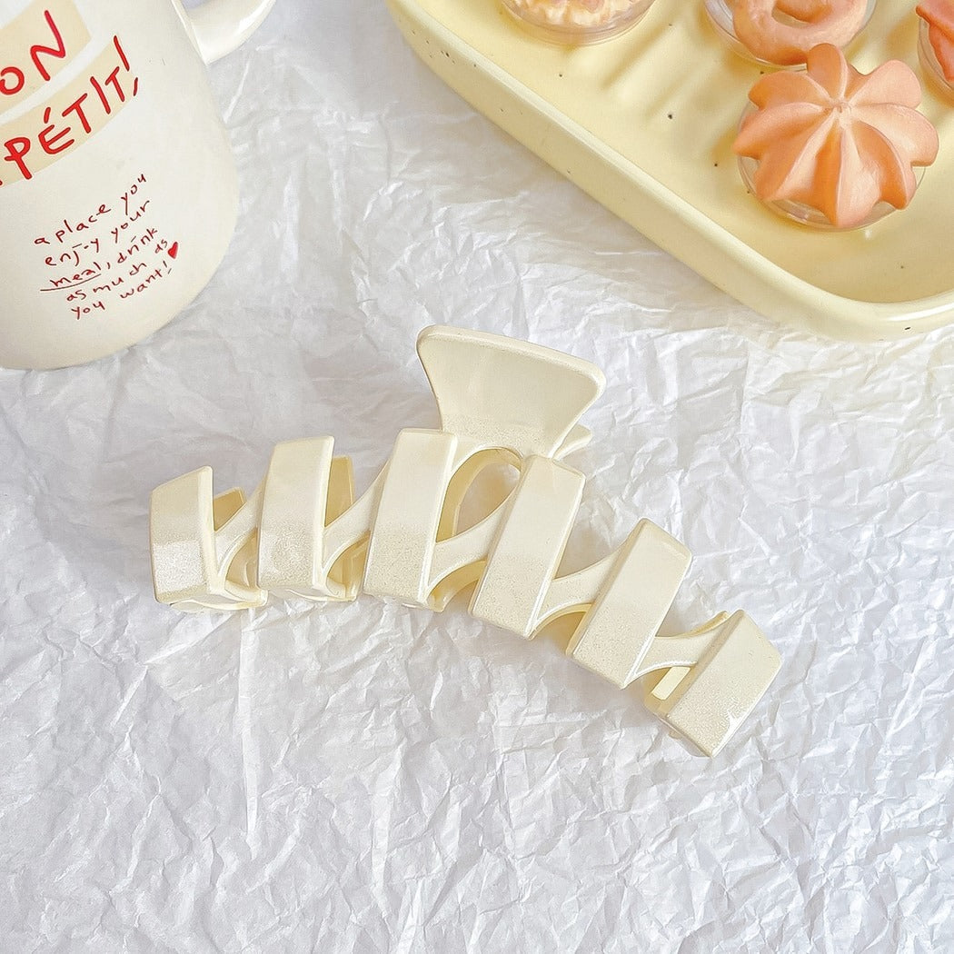 Beau - Geometric Plastic Line Detail Claw Hair Clip