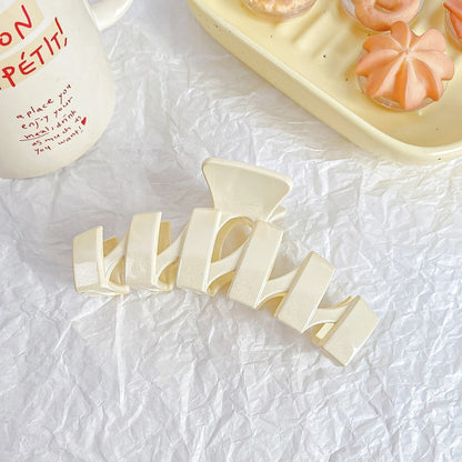 Beau - Geometric Plastic Line Detail Claw Hair Clip