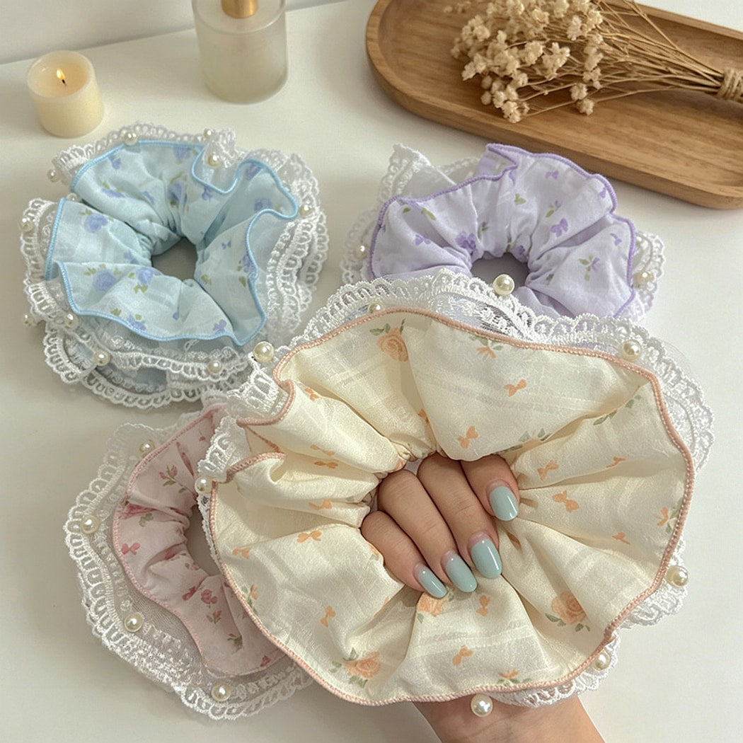 Gifty - Sweet Rose Print Lace Trim Scrunchie