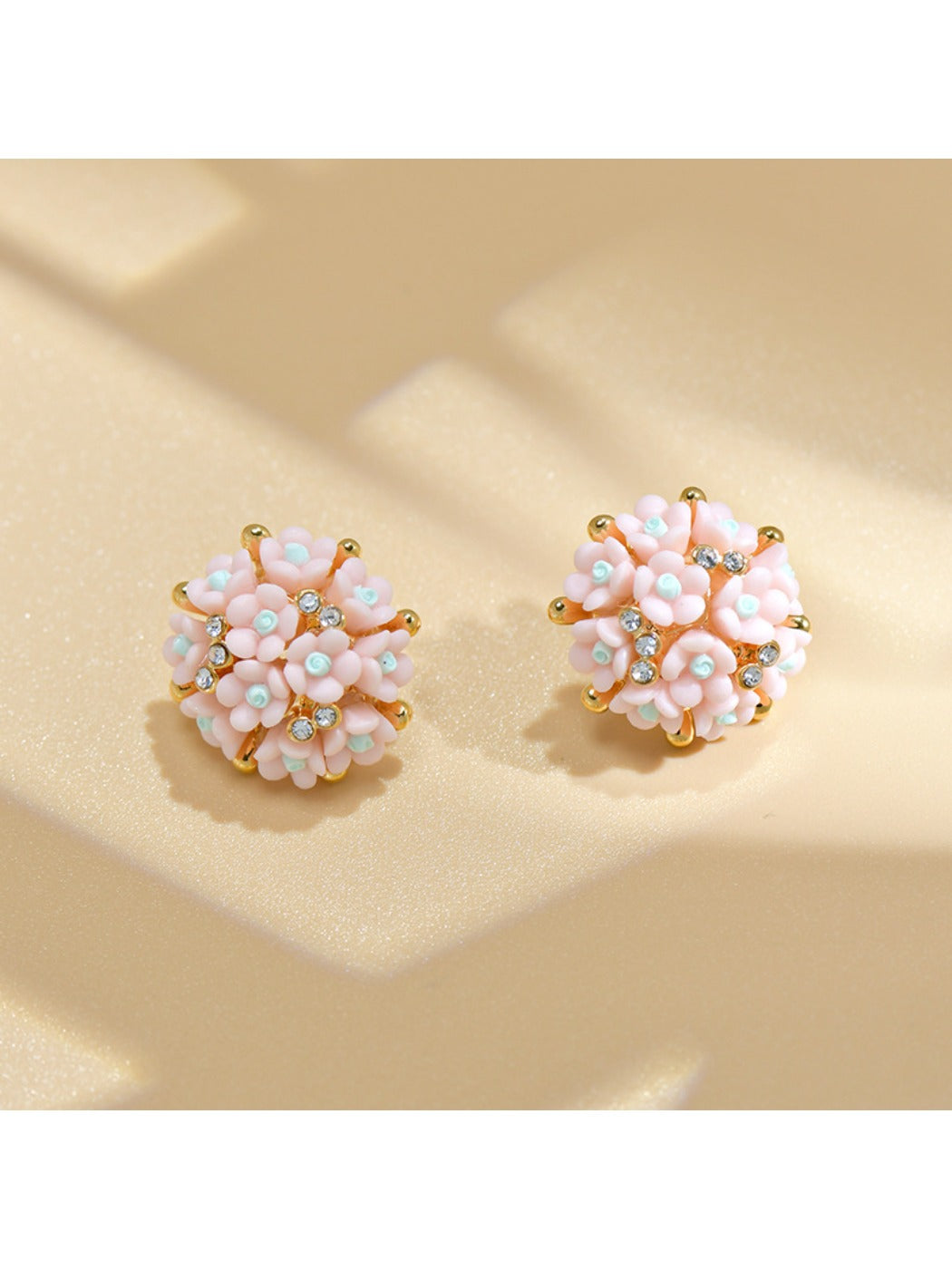 Earedge - Daisy-Shaped Stud Earrings
