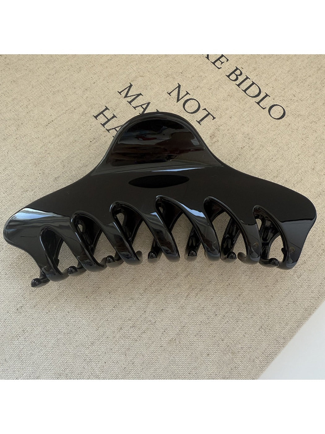 Beau - Minimalist Keel Shaped Hair Claw Clip