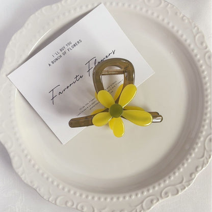 Beau - Glossy Petal Accent Floral Claw Hair Clip