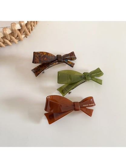 Beau hair clip worn in long brown hair styled in loose waves