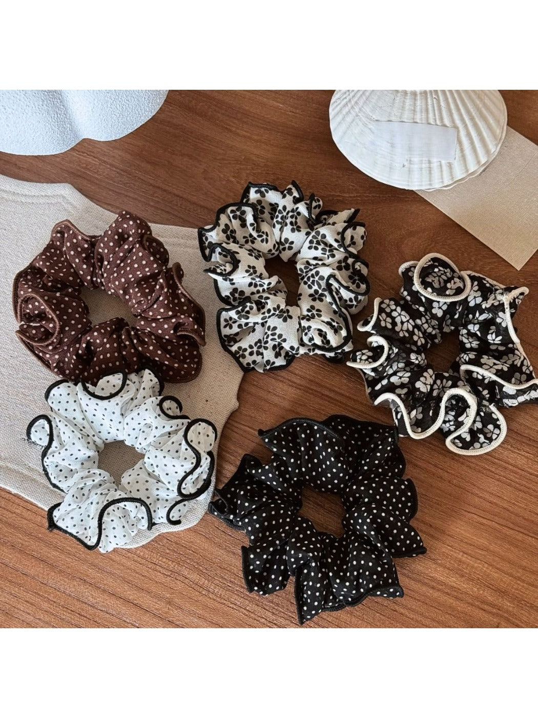 Gifty - Polka Dot Floral Scrunchie