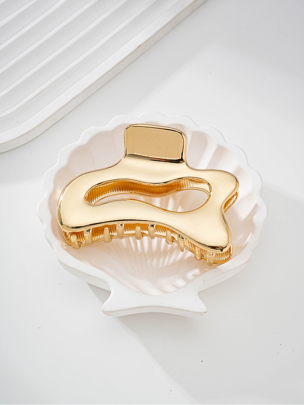 Beau - Polished Openwork Irregular Hair Claw Clip