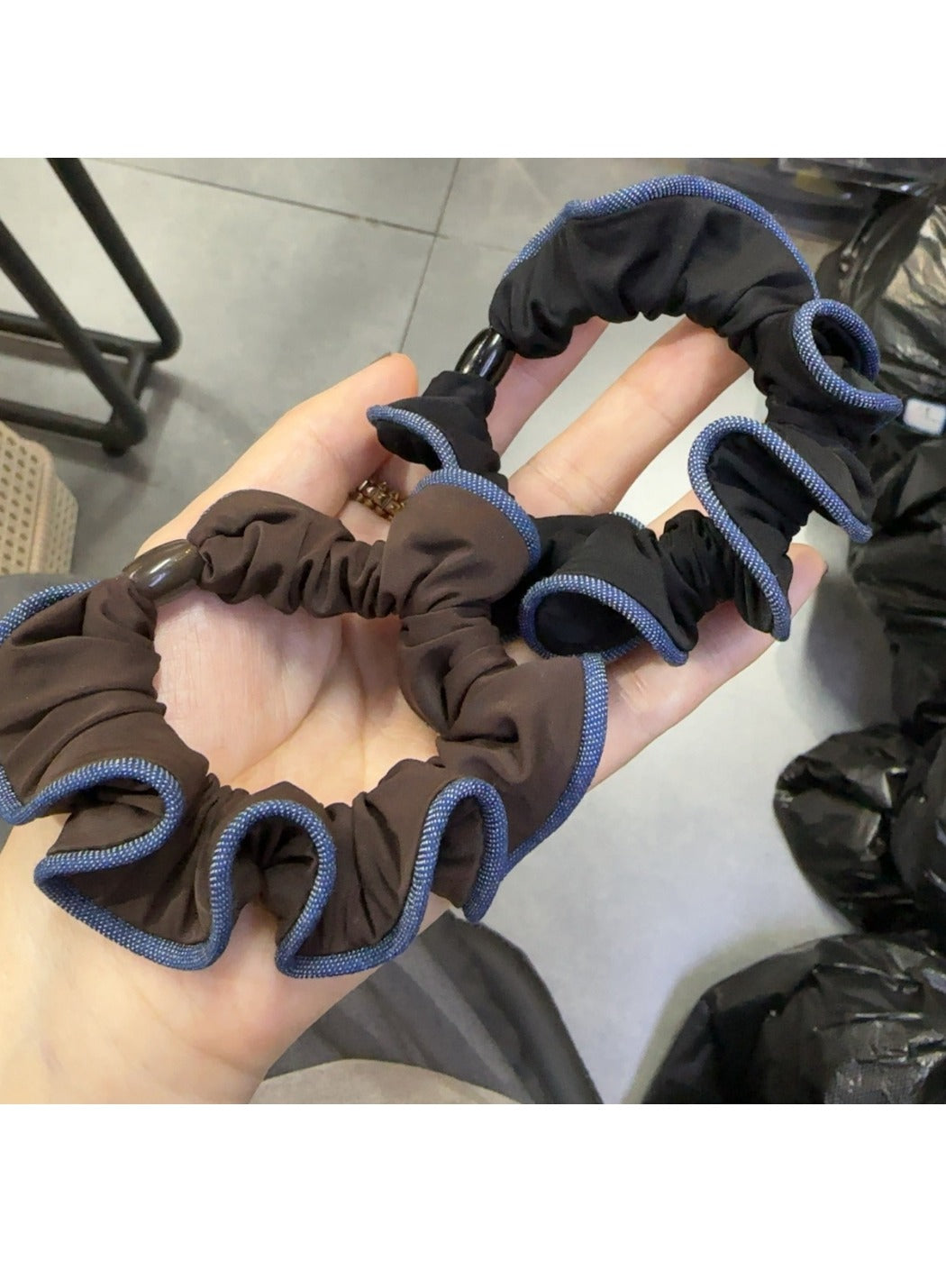 Gifty - Elegant Simple Colored Edge Scrunchie
