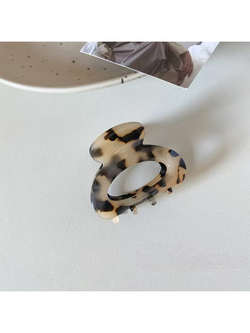 Beau - Hollowed Out Oval Shaped Claw Clip