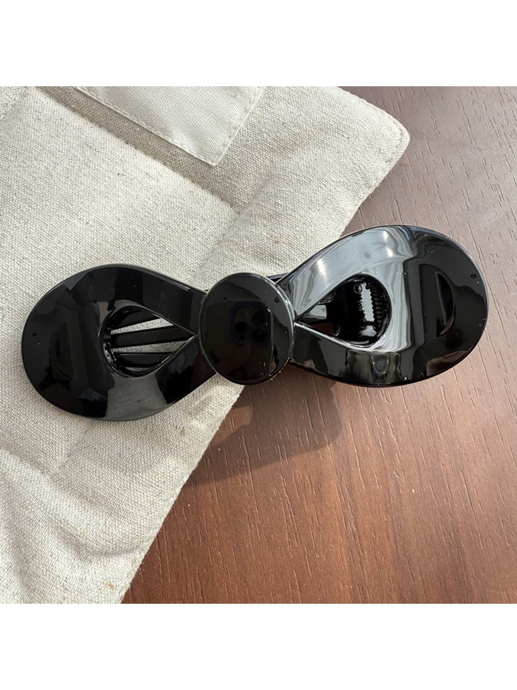 Beau - Vintage Flat Bow Hair Claw Clip