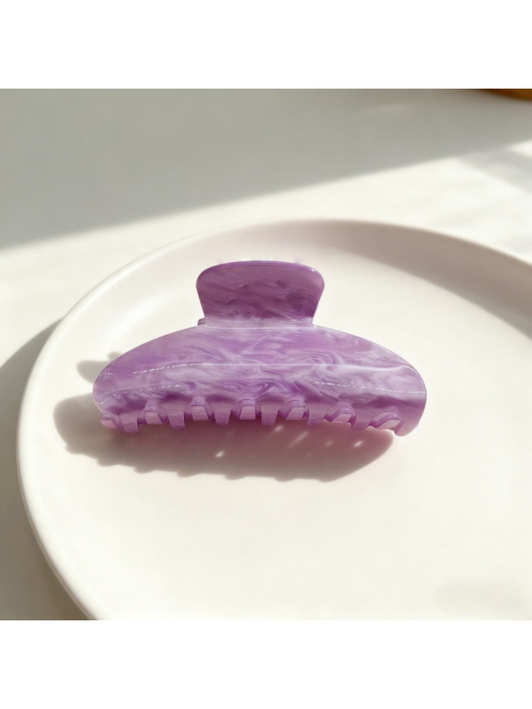 Close-up of pastel purple Beau claw clip teeth and hinge