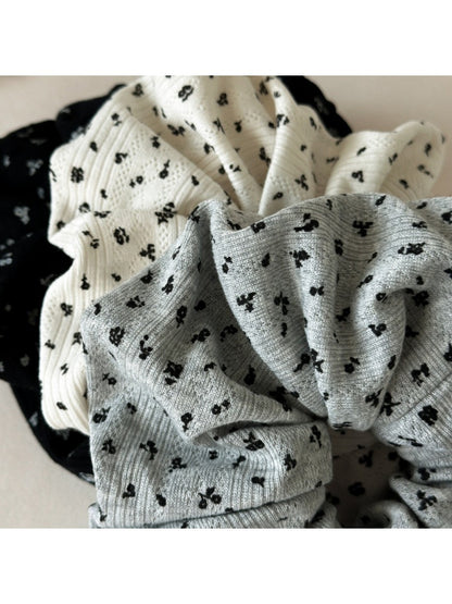 Gifty - Trendy Floral Hair Scrunchie