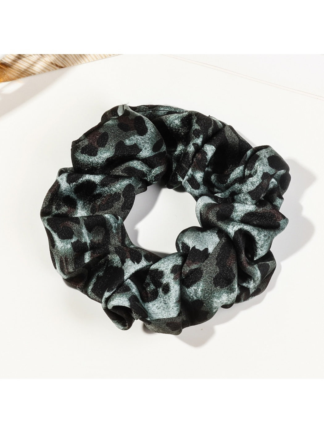 Gifty - Fashionable Leopard Print Scrunchie