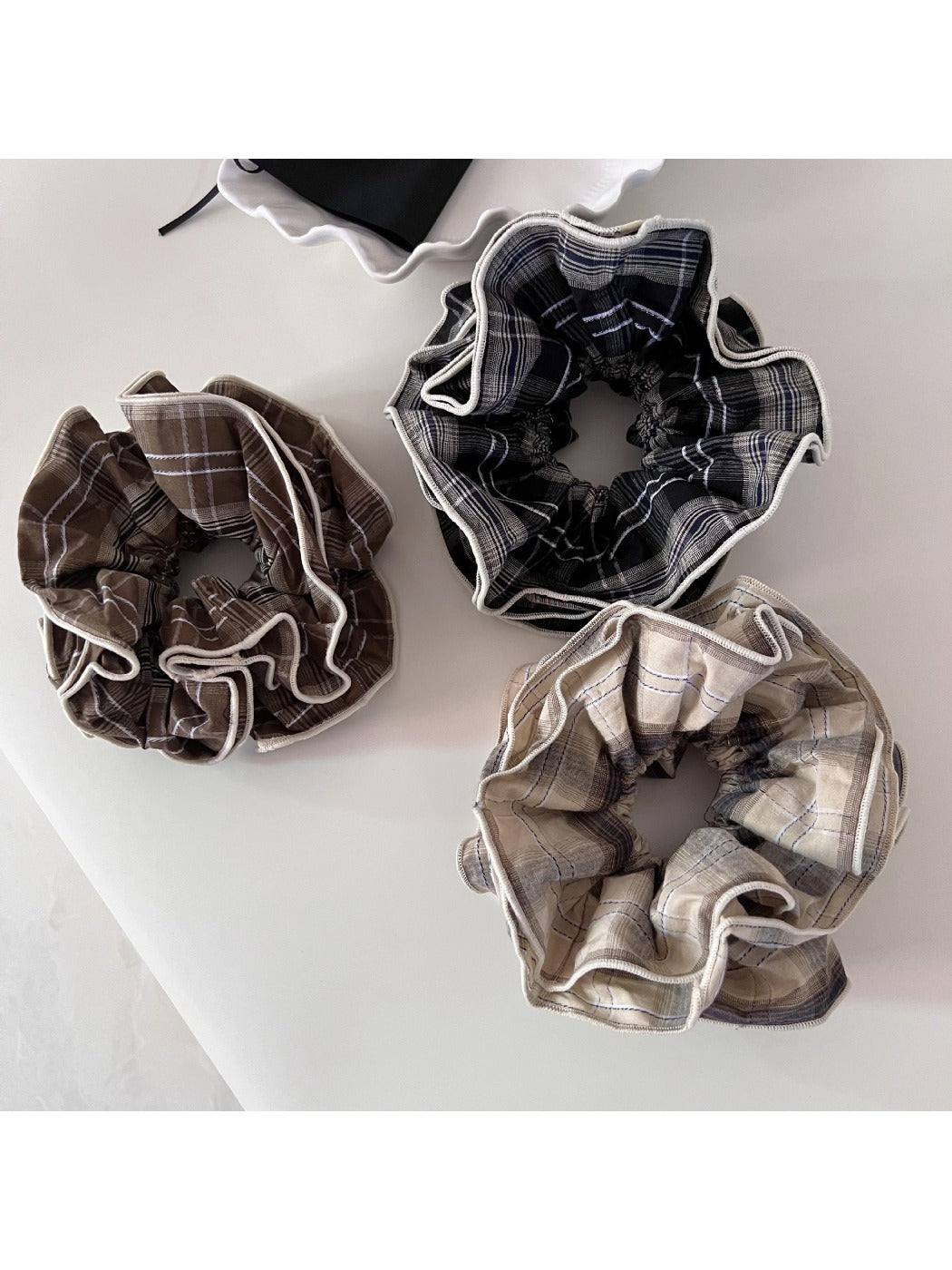 Gifty - Large Checkered Fabric Scrunchie Hair Tie