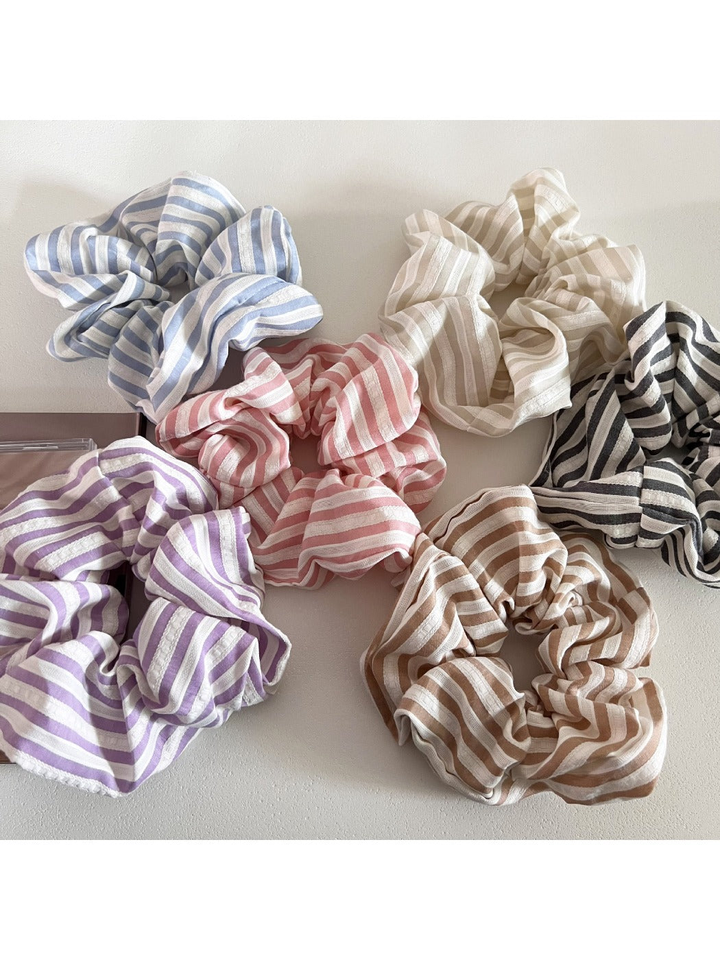 Gifty - Minimalist Colorful Striped Scrunchie