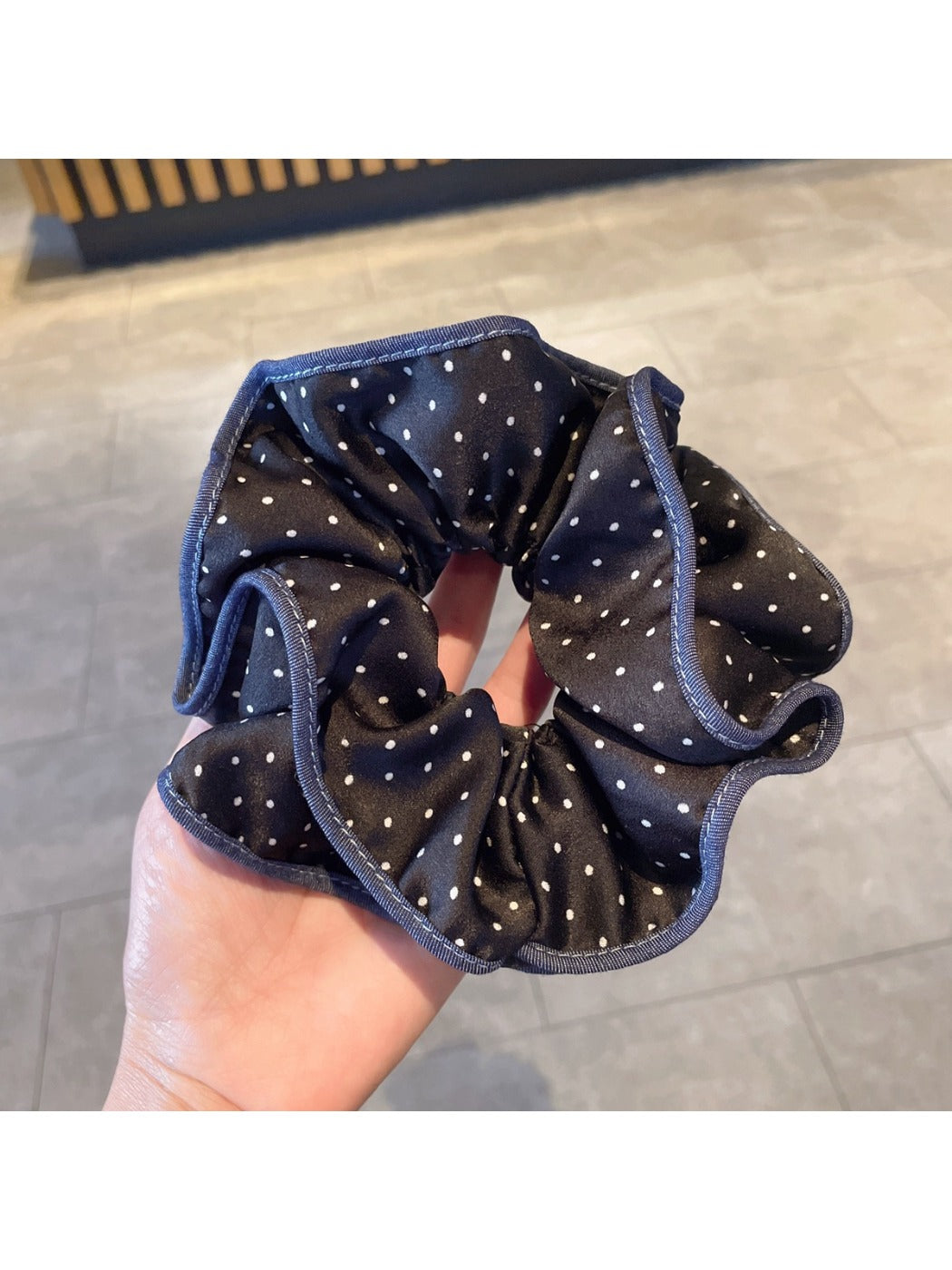 Gifty - Pola Dot Ruffle Scrunchie