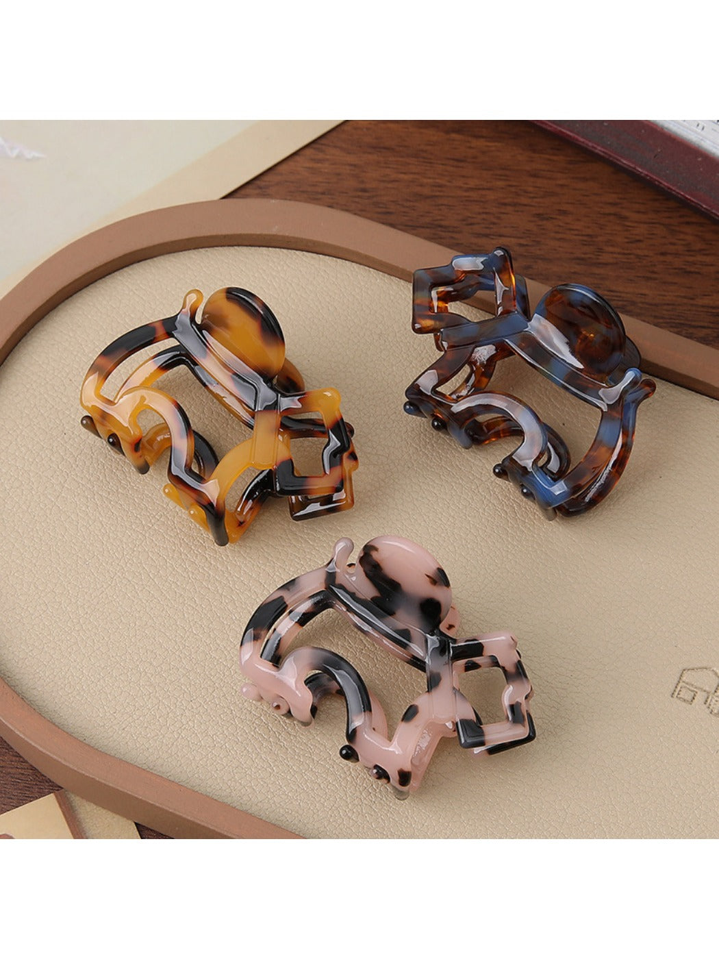 Beau - Trendy Puppy Ponytail Hair Claw Clip