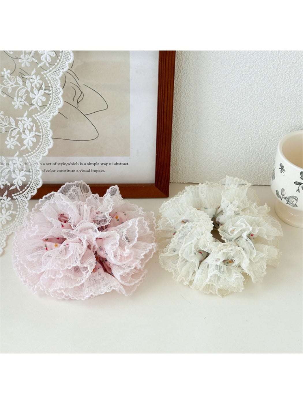 Gifty - Chic Floral Print Ruffled Lace Scrunchie