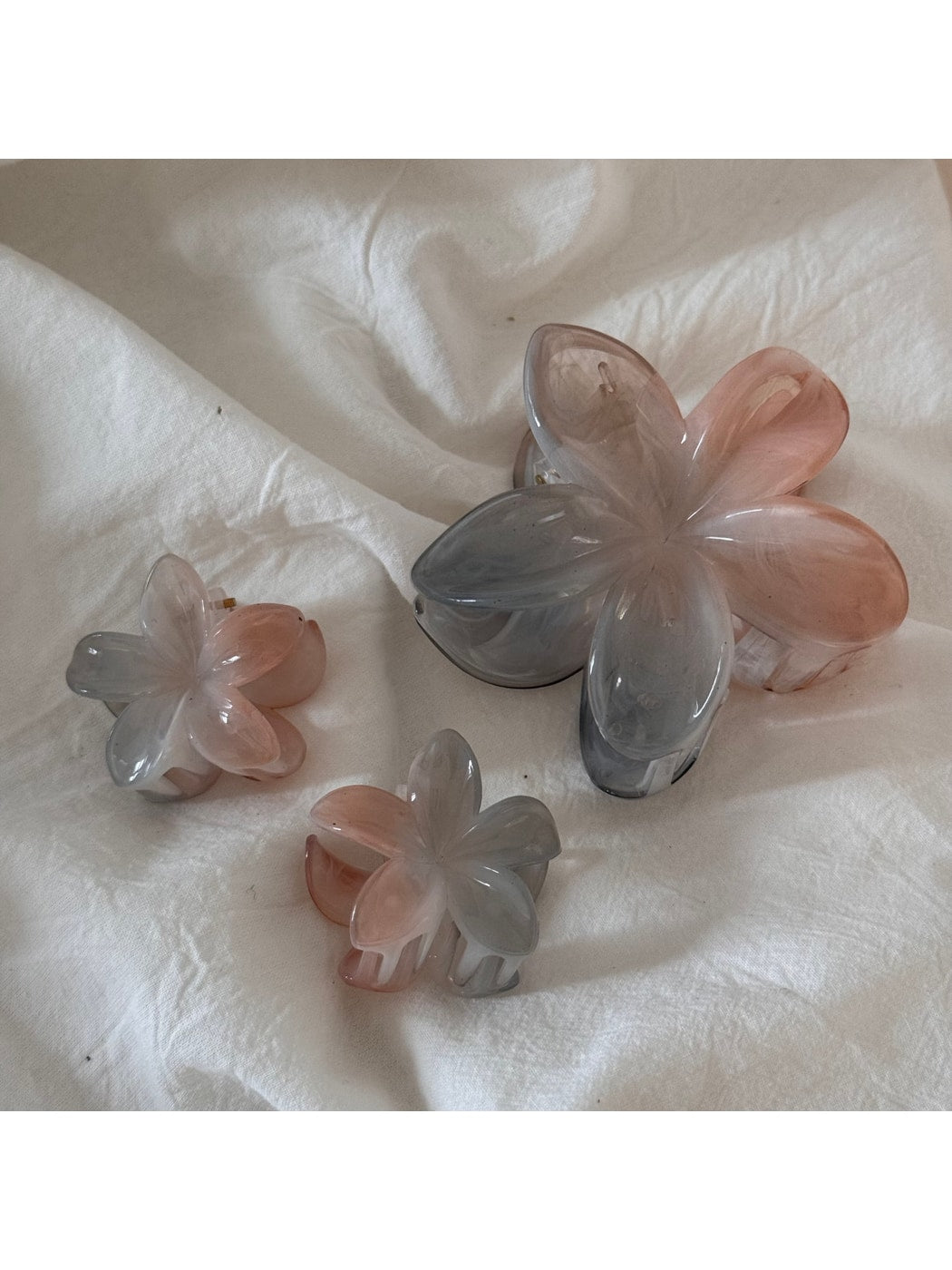 Beau - Glossy Plastic Flower Shape Claw Clip