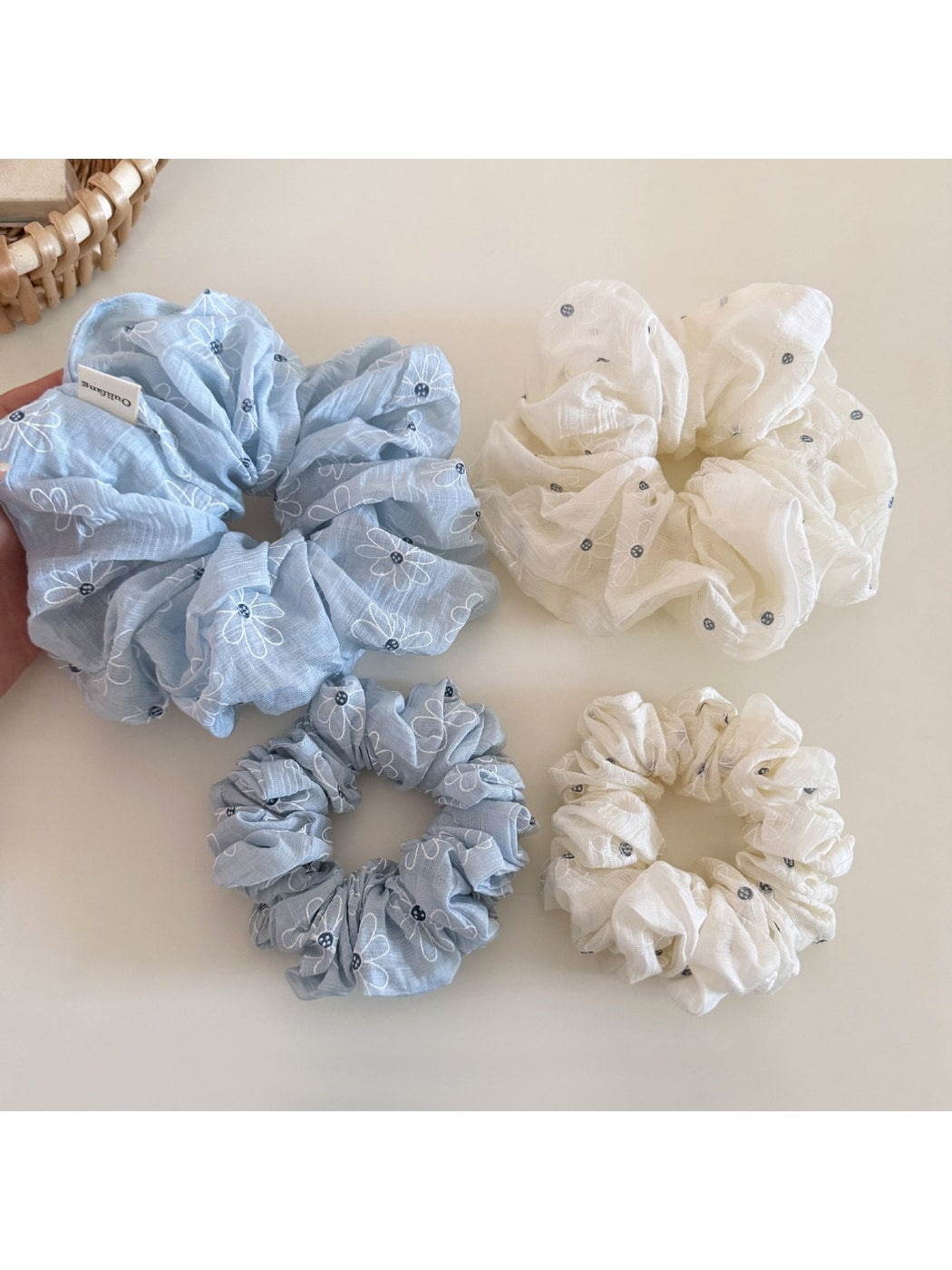 Gifty - Textured Daisy Pattern Polyester Scrunchie