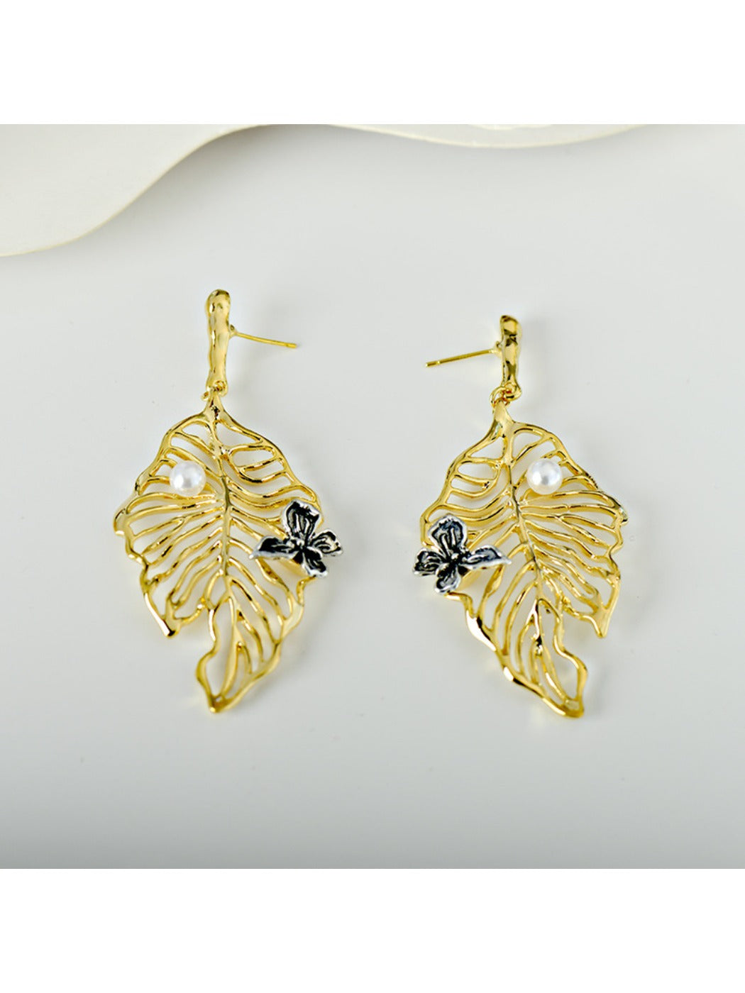 Earedge - Elegant Openwork Leaf Shaped Drop Earrings