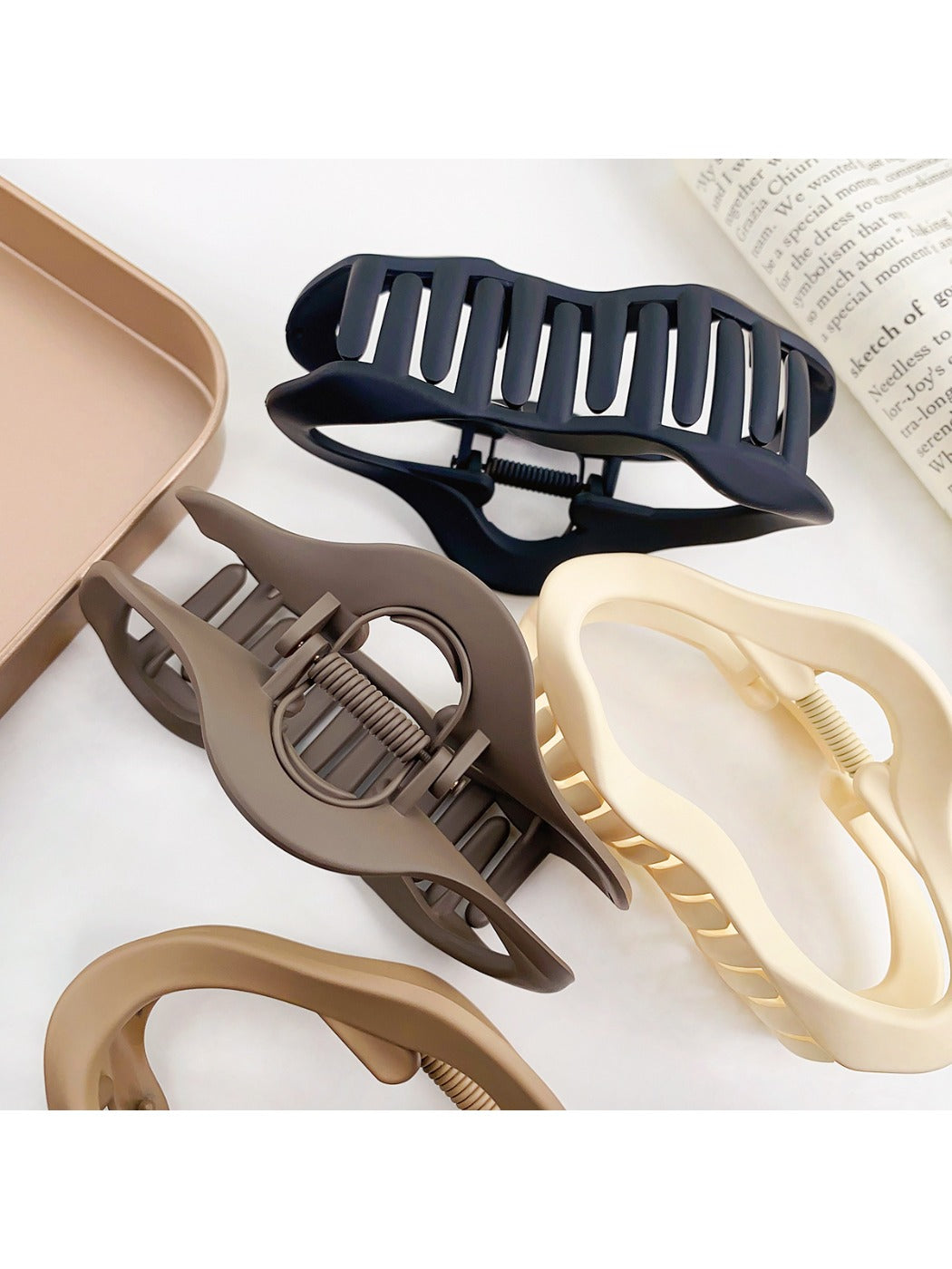 Beau - Chic Cloud Cut Out Claw Clip
