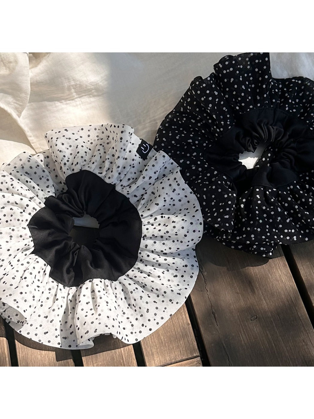 Gifty - Polka Dot Scrunchie Hair Tie